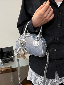 Sac bowling chic en denim bleu et cuir argenté avec charms étoiles pour un look style Y2K