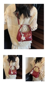 Détail du sac bandoulière rouge brillant avec breloque étoile argentée et glands