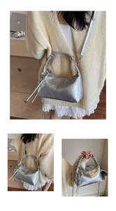 Détails du sac hobo argenté métallisé avec pampille en étoile et bandoulière