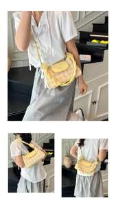 Vues détaillées du sac à bandoulière à carreaux jaunes avec poignée tissée et sangle