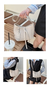Détail du sac bandoulière tissé crème avec pompon à franges et diverses options de style