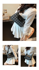 Détail du sac bandoulière à carreaux avec rabat en cuir et large bandoulière