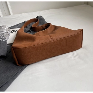 Gros plan détaillé du cabas vintage en cuir marron avec texture grainée de luxe