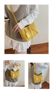 Détail du sac seau en textile tressé jaune avec bandoulière et fermeture à nouer