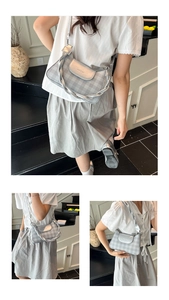 Détail du sac à bandoulière argenté à damier avec sangle tressée et logo H&R en intérieur