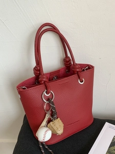 Sac seau en cuir rouge motif litchi avec breloque baseball et texte fashion bags