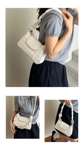 Détail du sac à carreaux avec texte airy & calm et bandoulière tressée chic