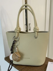 Sac seau élégant en cuir vert clair avec poignée nouée et pendentif de baseball