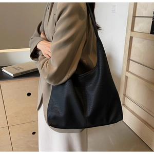 Detail der hochwertigen schwarzen Lederstruktur mit Lychee-Muster an dieser Hobo-Tasche
