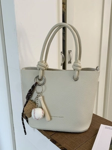 Sac seau beige chic avec anses à nœuds et charm décoratif thème baseball