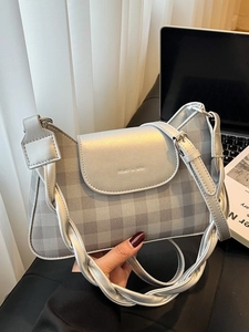 Sac à bandoulière argenté à carreaux avec poignée tressée et finition métallisée tendance