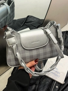 Sac à bandoulière argenté à damier avec poignée tressée et rabat métallique