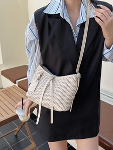 Sac seau bandoulière beige tissé pour femme avec bandoulière pour un style estival chic