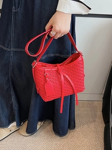 Sac seau tissé rouge avec fine bandoulière et finitions métalliques argentées