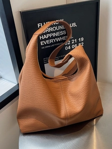 Grand sac hobo marron en cuir texturé litchi pour femme idéal pour le trajet quotidien