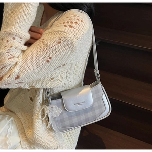 Nahaufnahme der silbernen Polka-Dot-Achseltasche mit Perlen- und Spitzenanhänger
