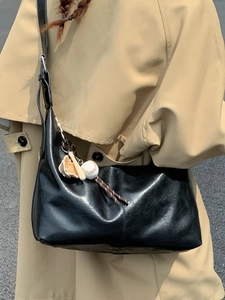 Sac Hobo Vintage pour Femmes Grande Capacité Été 2025 Sac Bandoulière en Cuir PU Sac Dumpling Avec Charme de Baseball