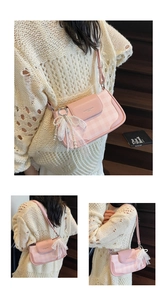 Detail der rosa karierten Achseltasche mit weißer Spitzenschleife und Perlenanhänger