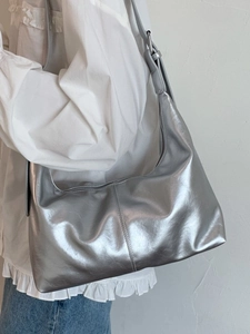 Sac hobo argenté métallisé de grande capacité avec bandoulière large réglable