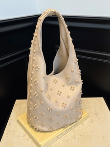 Sac Seau pour Femme en Cuir PU Texture Litchi Rivets Fleurs 3D Sac à Bandoulière Grande Capacité Hobo Tendance Fourre-Tout