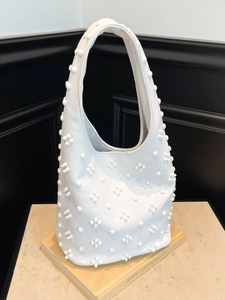Sac hobo blanc en cuir grainé avec fleurs cloutées en 3D et motifs étoilés