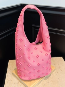 Sac hobo rose en cuir grainé avec motifs de rivets pour le style chic estival féminin