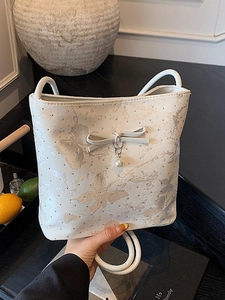 Sac bandoulière crème avec nœud décoratif imprimé papillon et pendentif perle élégant