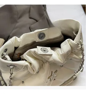 Détail du sac matelassé blanc avec boucle étoile en strass et fermeture magnétique