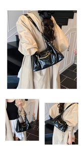 Vue en trois angles d'un sac sous les aisselles noir brillant avec barre dorée chic