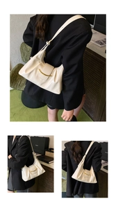 Vue détaillée du sac à bandoulière plissé blanc cassé avec boucle dorée en croissant