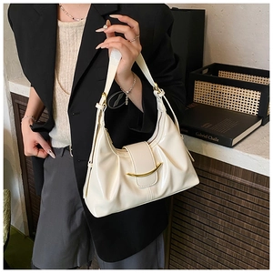 Vue détaillée du sac à bandoulière blanc crème avec boucle dorée et design plissé rétro