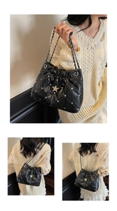 Détail du sac à chaîne noir matelassé avec clous argentés et étoile en diamant