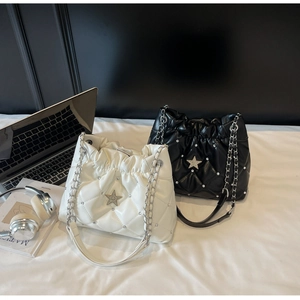 Détail de sacs à chaîne matelassés avec emblème d'étoile en blanc et noir chic