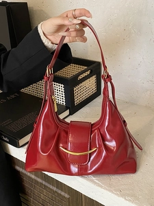 Sac sous le bras en cuir verni rouge avec plis et boucle en croissant doré