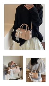 Dettaglio della borsa Boston beige in pelle martellata con fiocco di pizzo e perle