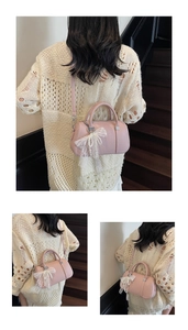 Borsa Boston rosa a grana litchi con fiocco in pizzo mostrata in diverse angolazioni