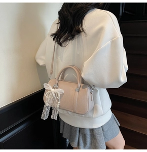 Elegante borsa Boston in pelle beige con fiocco in pizzo e perla per stile casual