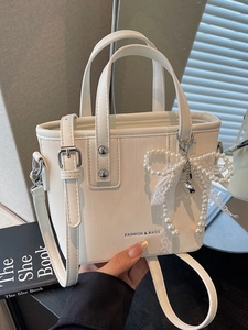Sac à main blanc en simili cuir avec nœud en perles et bandoulière amovible
