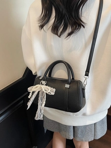 Elegante borsa Boston cilindrica nera con fiocco in pizzo e ciondolo di perle