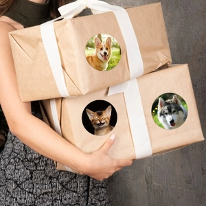 Roll of 3.8cm animal stickers with realistic dog and cat patterns on gift boxes