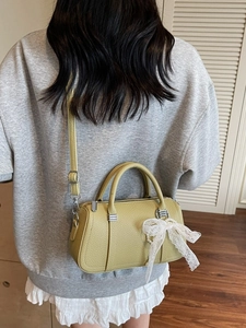Borsa Boston in pelle martellata giallo senape con fiocco in pizzo bianco e tracolla