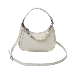 Sac hobo chic blanc cassé avec breloque coeur et chaîne de perles pour femme