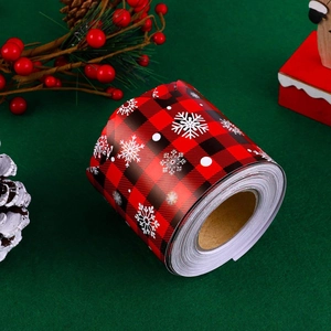 Kerststickers voor prikborden met rood-zwart ruitjespatroon en witte sneeuwvlokken decor
