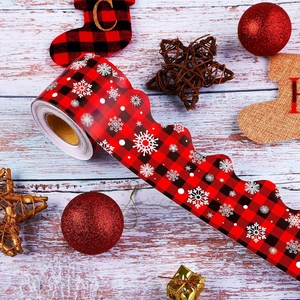 Kerst prikbordrand op rol met rood-zwart ruitpatroon en witte sneeuwvlokken decoratie