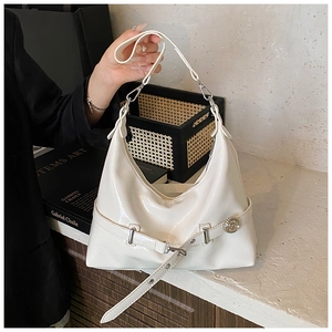 Détail du sac cabas en cuir verni blanc avec boucle argentée et forme en croissant