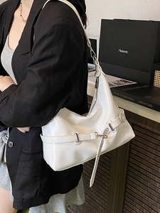 Sac hobo minimaliste en cuir verni blanc avec boucle argentée et bandoulière