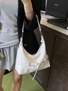 Sac hobo blanc brillant minimaliste avec bandoulière réglable et boucle en métal design