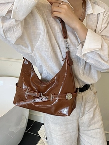 Sac fourre-tout marron en cuir verni brillant avec boucle argentée pour femme