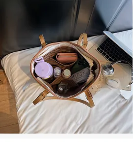Vue de dessus détaillée de l'intérieur spacieux d'un grand sac cabas avec rangements