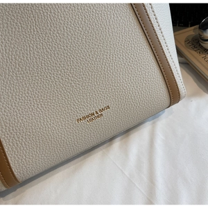Gros plan d'un sac cabas en cuir grainé blanc avec lettrage doré de haute qualité
